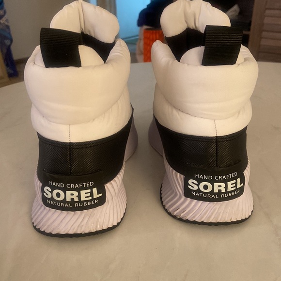 Sorel out n about puffer boot. Size 7. - Picture 2 of 3